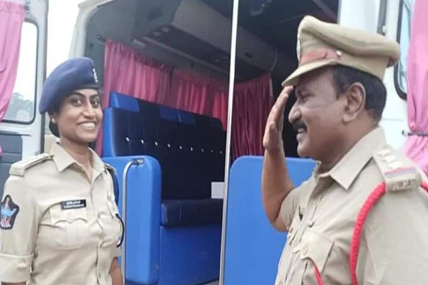 dad salutes daughter