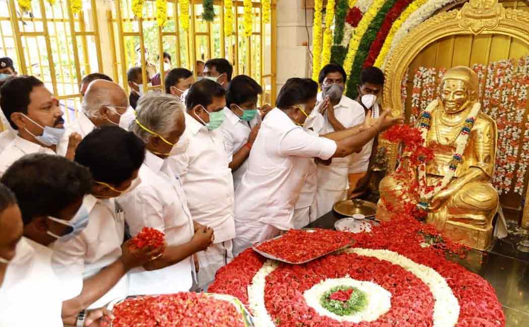 edappadi palanisamy and o.panneerselvam pay homage to muthuramalingam thever