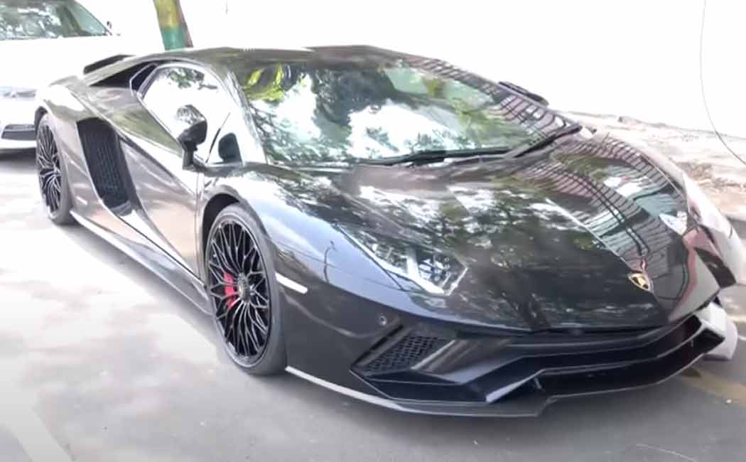 Luxury cars in the marina! The police who got wrapped up