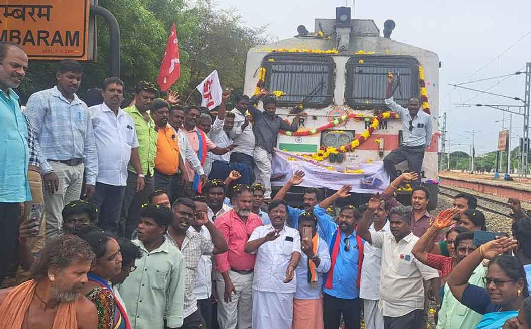 Cuddalore Port - Mysore express train welcomed with flowers at Chidambaram