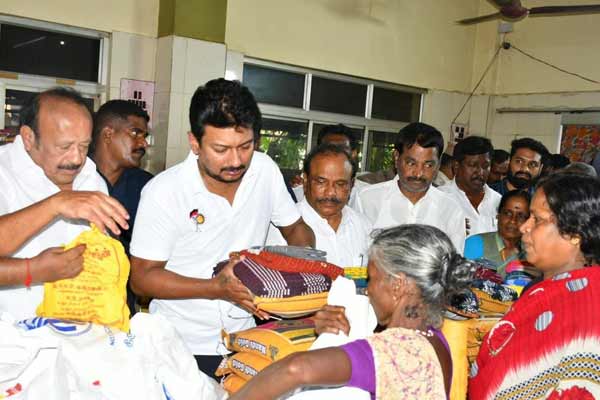 Deputy CM met the affected people in Cuddalore and provided relief