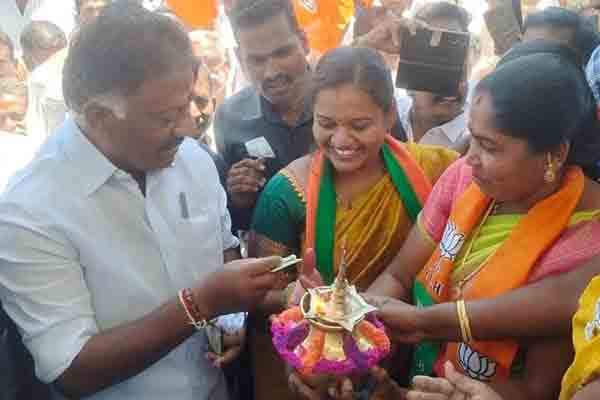 Complaint against OPS which gives Rs 1500 to women BJP women team