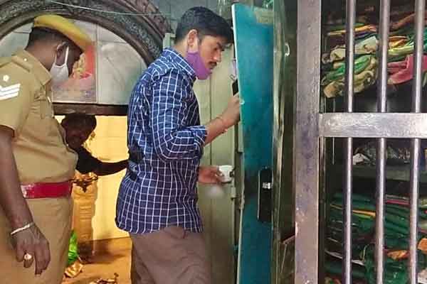 The robbers who looted the covering jewelry