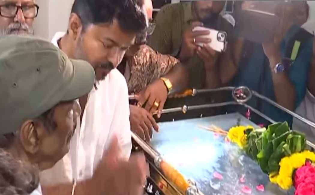 Vijay pays tribute to Goundamani's wife