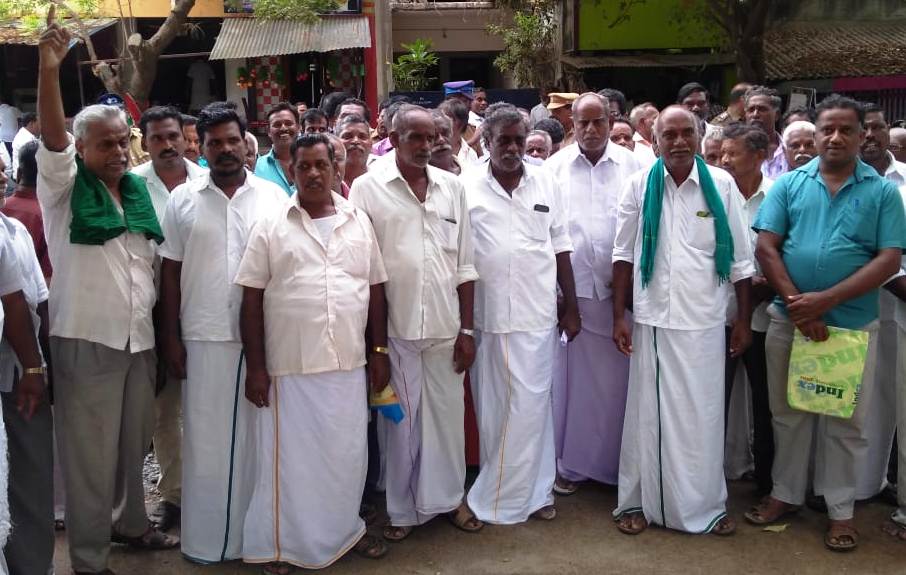 office blocked for demand for insurance;Farmers arrested !!
