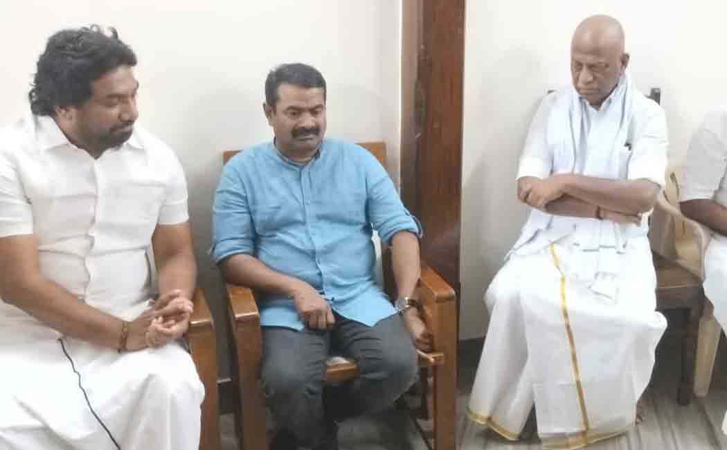 O Panneerselvam mother passed away; Seaman comfort in person