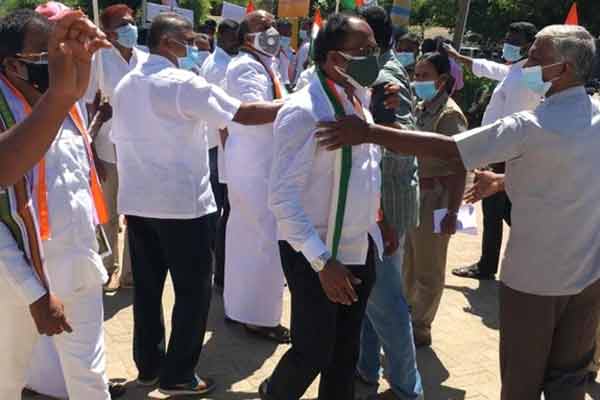 Congressman besieges DMK executive's petrol bunk