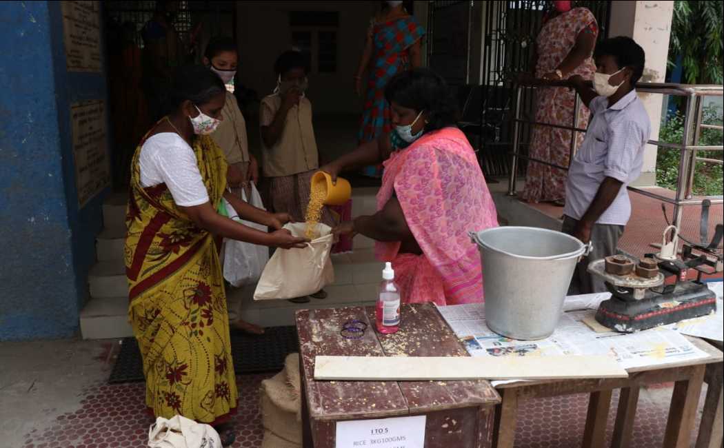 schools started distributing noon meal groceries to the students
