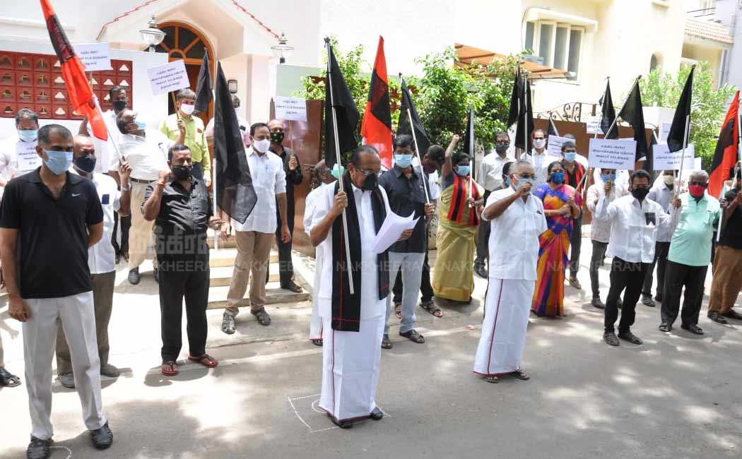 Vaiko demonstrates against emergency laws