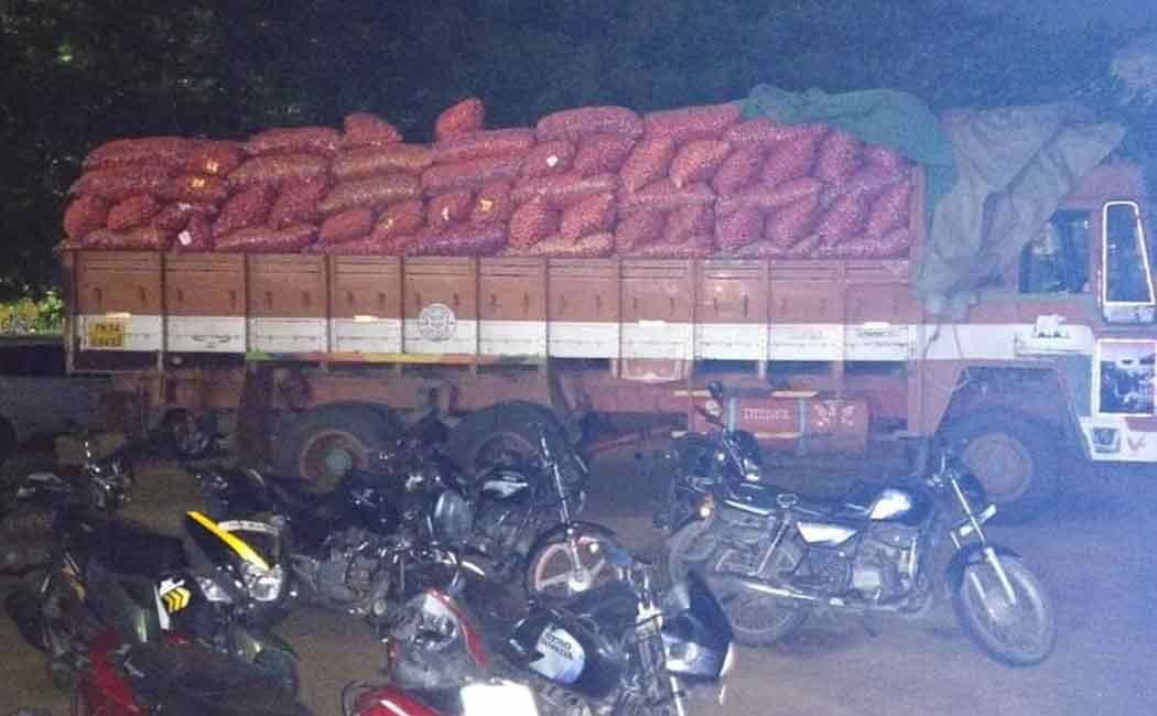 People who smuggled liquor into onion bundles ..!