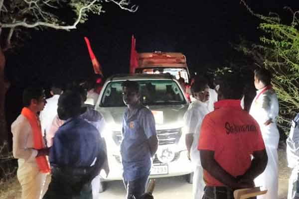 Youths intercepted Paarivendhar car at night in Musiri
