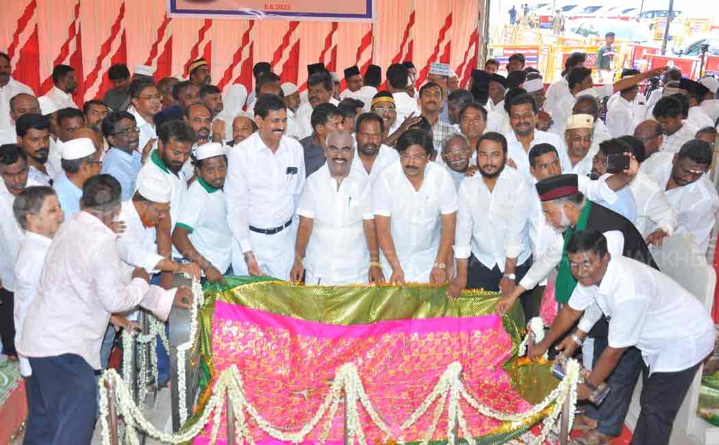 Chief Minister mk stalin lays flowers at Kaidemillath's memorial