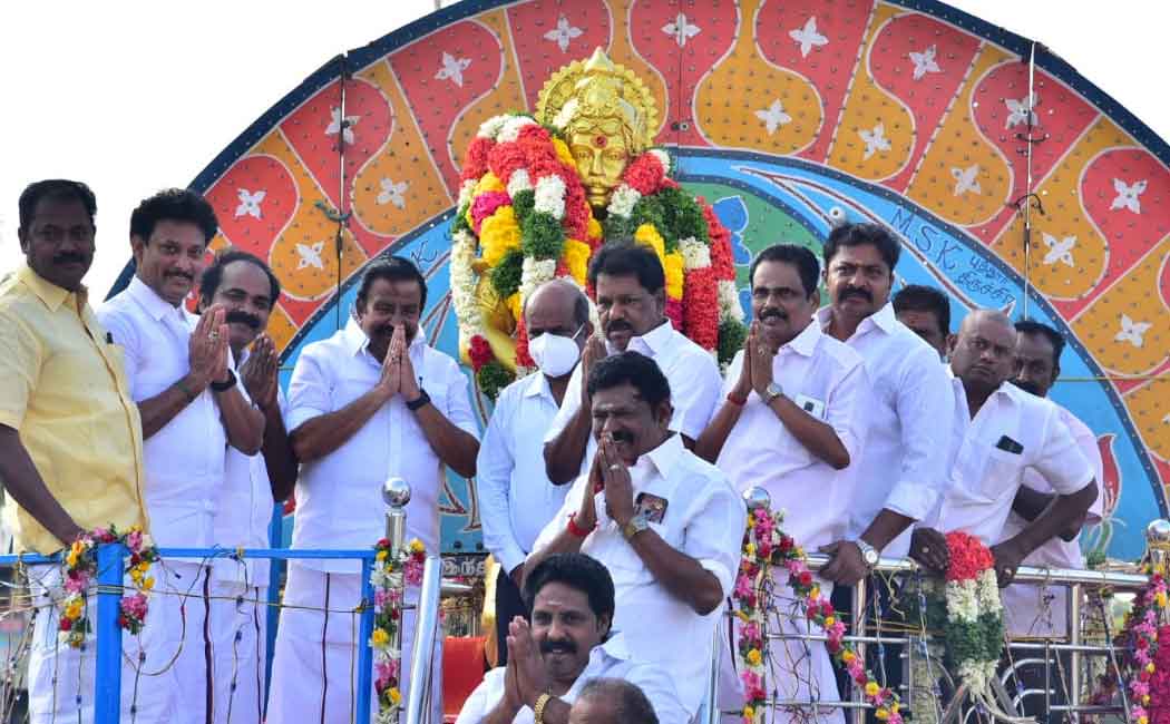 Minister Nehru pays homage to Muttaraiyar statue