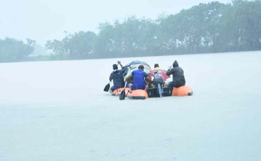 Roads flooded due to continuous heavy rains! Traffic Disruption! Destroy the agri land!
