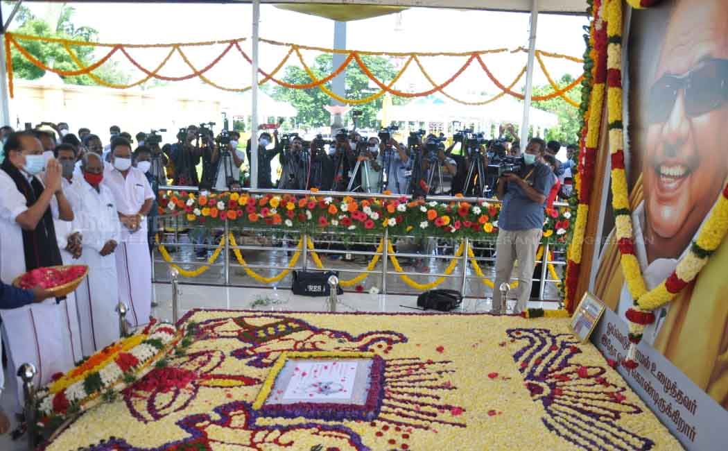Leaders pay homage at Kalaignar memorial