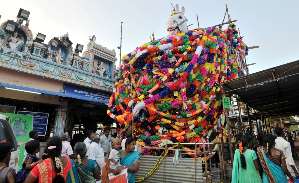 Thousands of pieces of paper flower garlands to the statue of the high horse in Asia