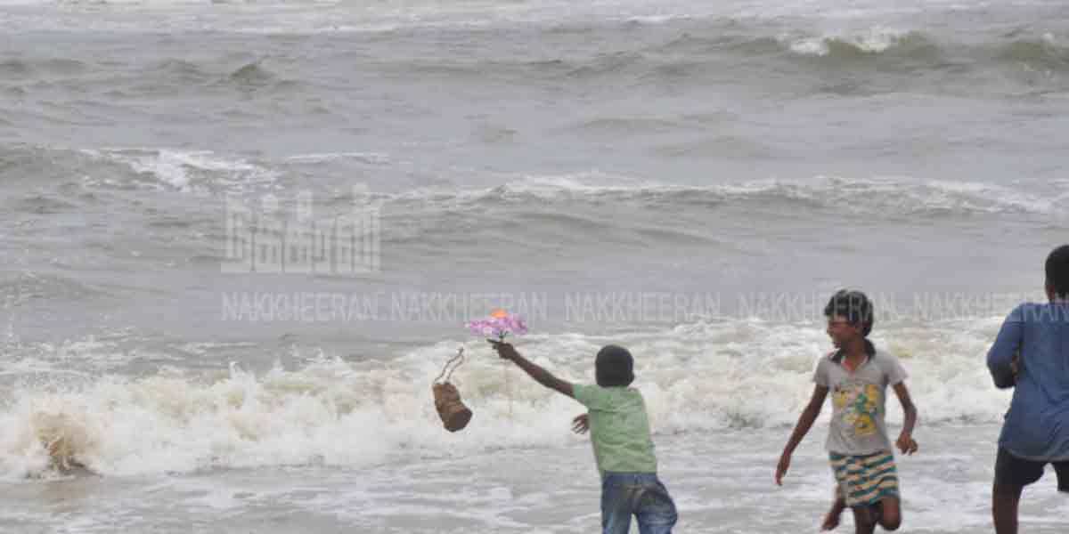 Ganesha statues dissolved in the sea (pictures)