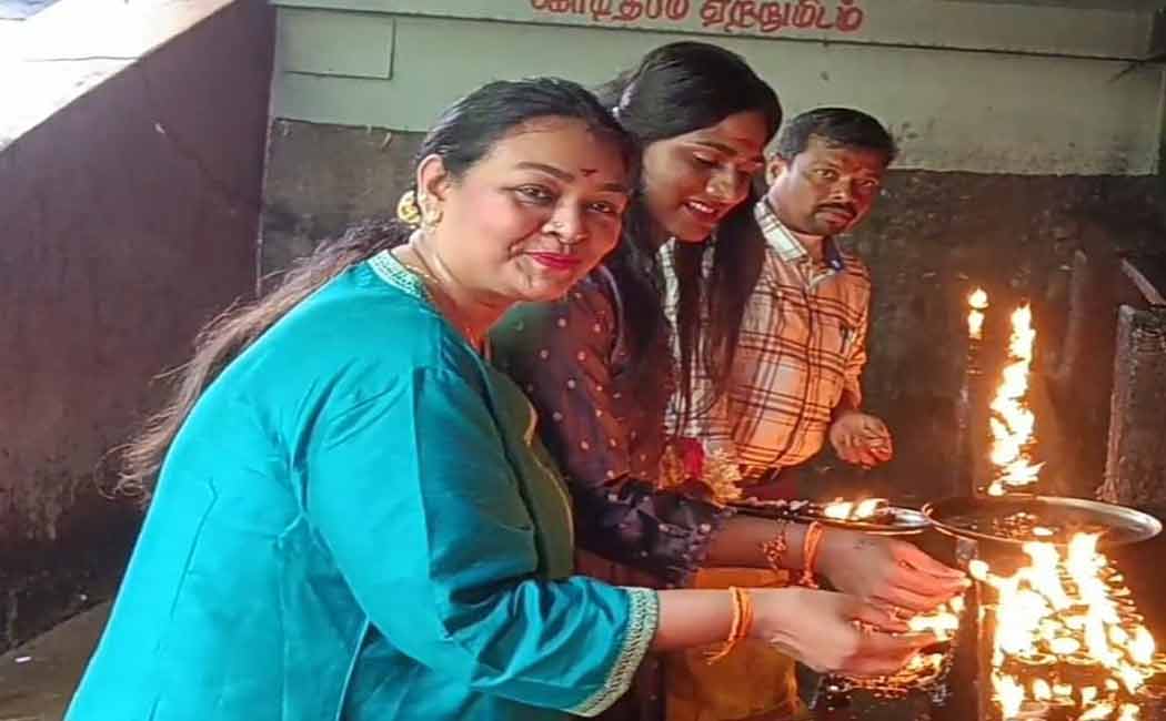 Actress Shakila Swamy Darshanam at Ambur Anjaneyar Temple