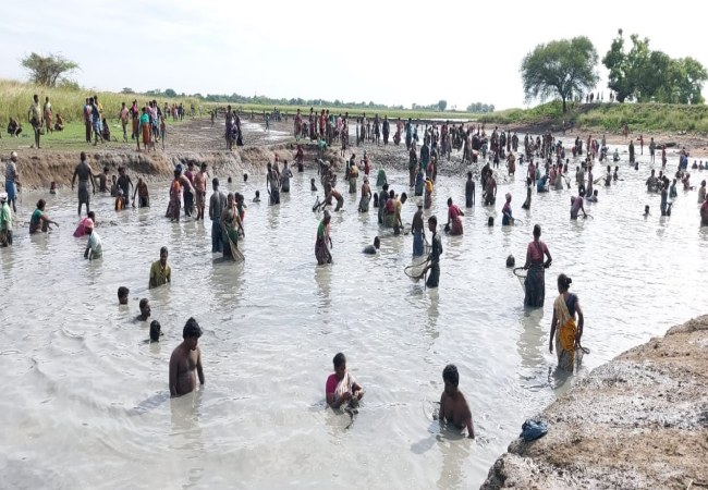 cuddalore district lake fish peoples police coronavirus lockdown