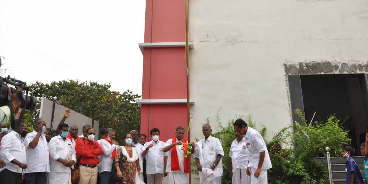 Senior leader Nallakannu hoisted the national flag at Balan's house!