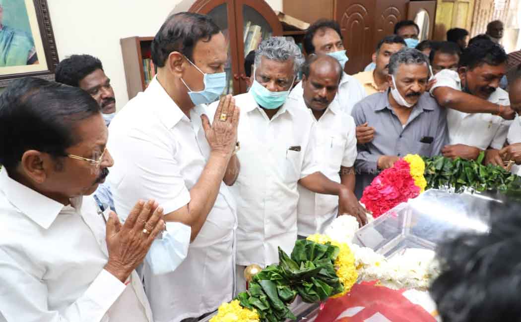 Nakkeeran editor pays homage to thஎ senior Communist Party leader D. Pandian