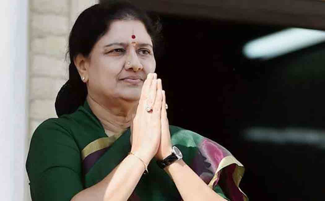 Sasikala struggle at the toll booth in the mid night!