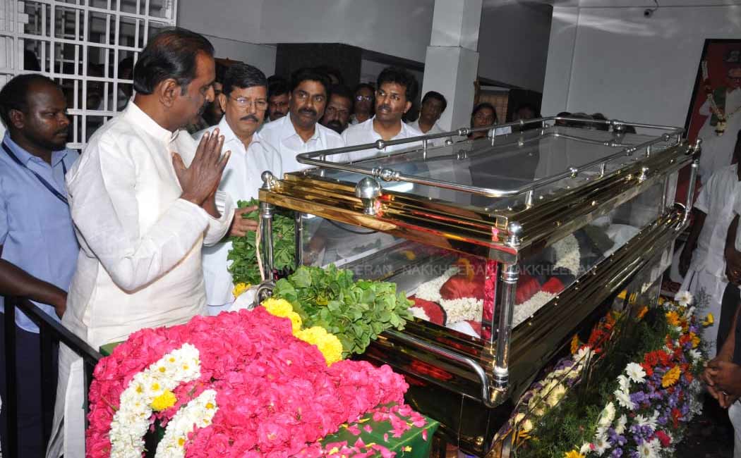 Photos of Nakkheeran editor and vairamuthu pay tribute to K Anbazhagan