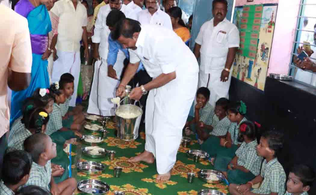 Minister KN Nehru dined with children