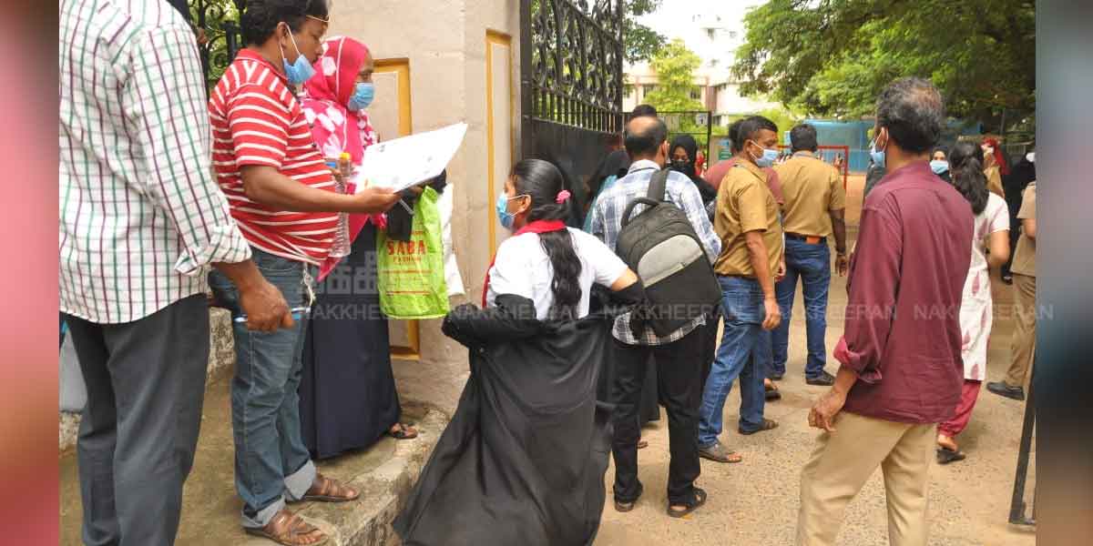 Students Preparing for NEET (Photos)