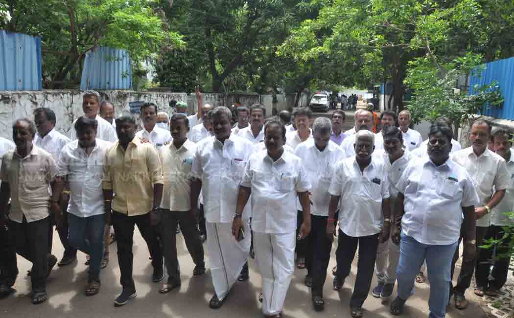 ADMK members came to Edappadi Palaniswami's house