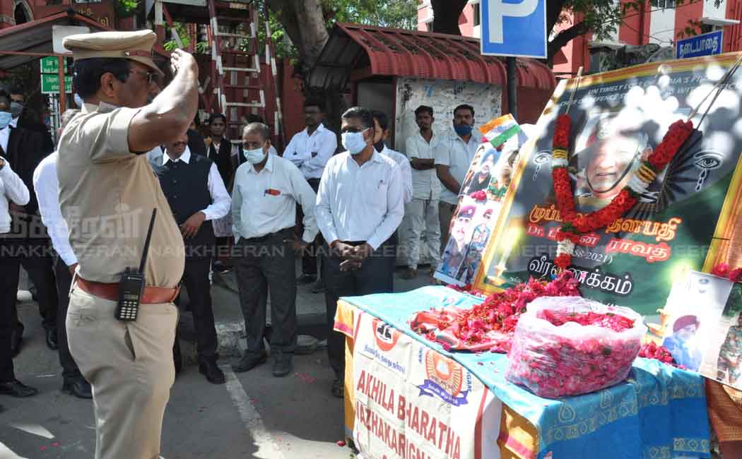 Lawyers and guards who paid homage to the portrait