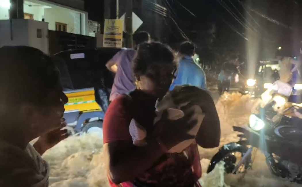 rain floods Young people rescued a woman stuck in an auto with a toddler