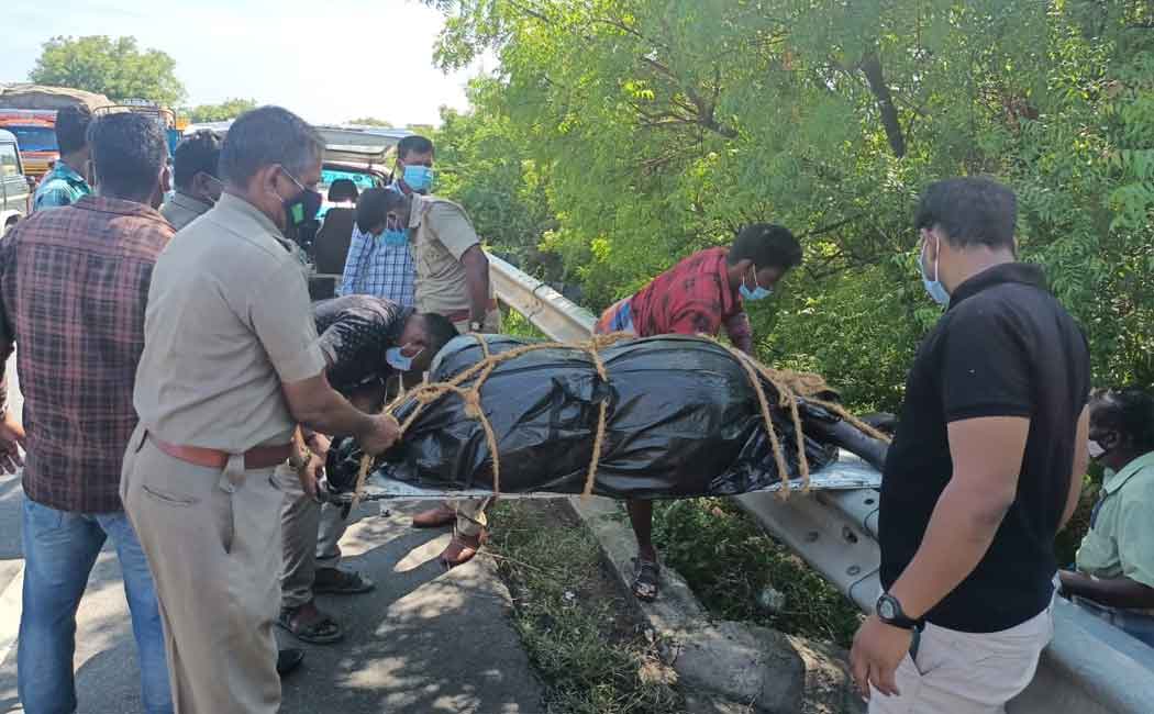 Body lying near the bridge ... Police in the investigation