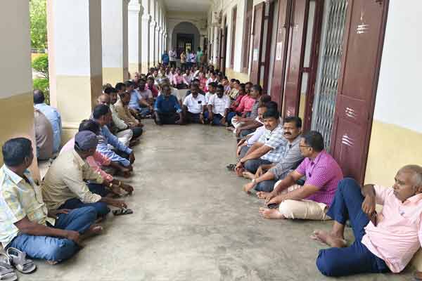 staf arrest over 100 people involved in the Annamalai University