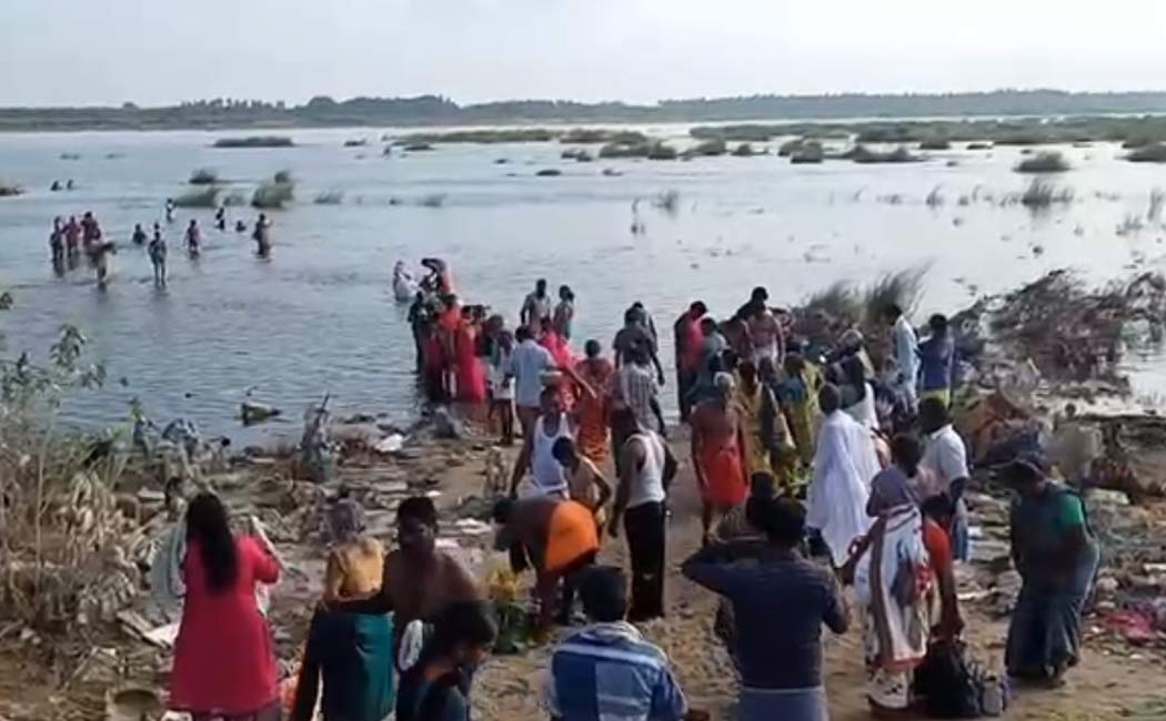 people perform tarpan Cauvery river occasion new moon