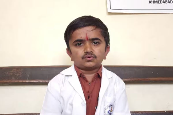 The world's shortest man holds the record to become doctor