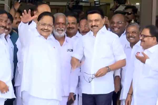 Public meetings made at DMK district secretaries meeting