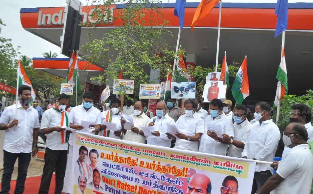 Congress party volunteers struggle against petrol and diesel price hike