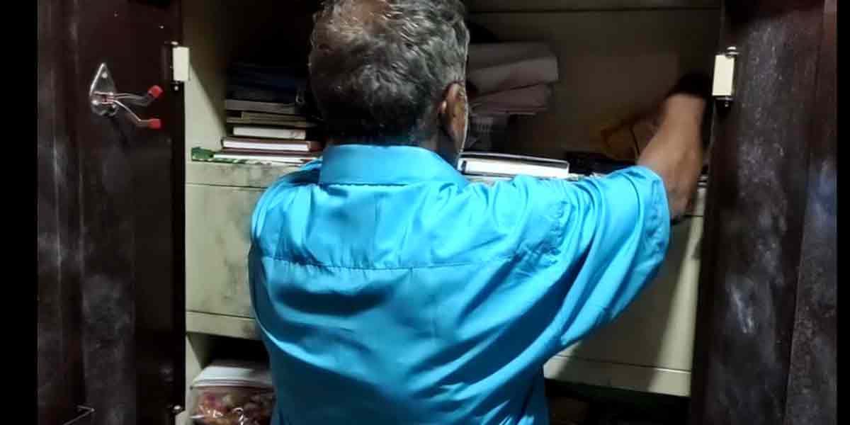 Retired bank cashier was threatened and robbed in broad daylight... Police investigation!