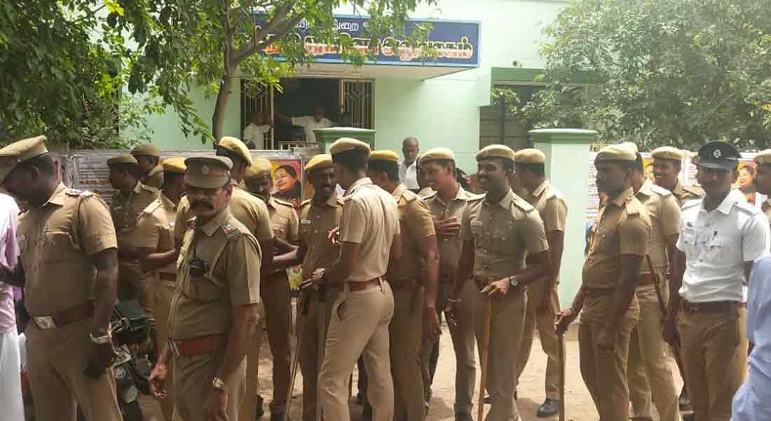 Separate district issue ... Lawyers blocking Mayiladuthurai legislative office!