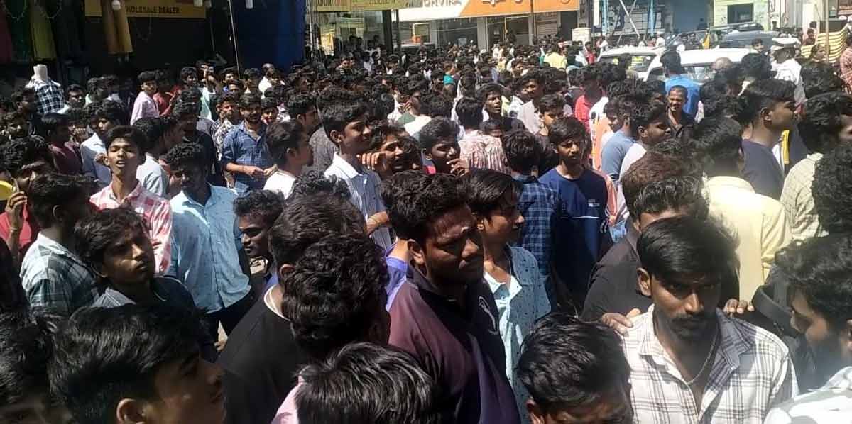 Thousands of youths gathered in front of the textile shop - there was a commotion due to push