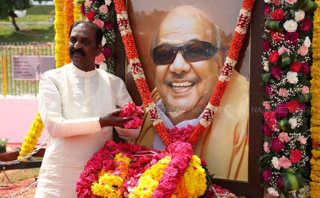 Poet Vairamuthu pays homage kalaignar