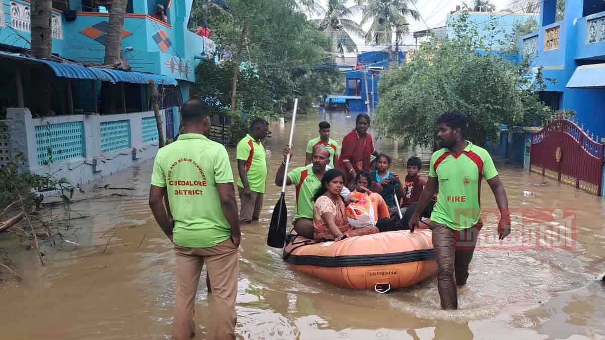 Cuddalore Flood; Superintendent of Police embarked on rescue mission (Photos)