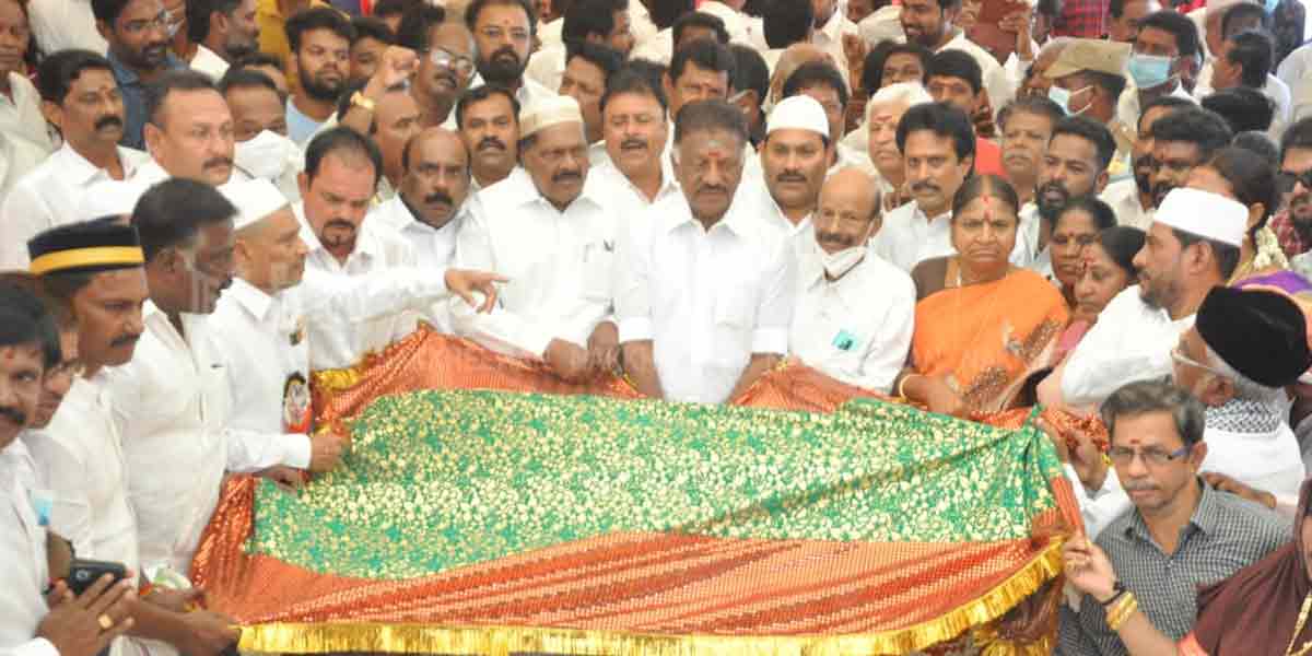 Political parties pay homage at the Gaithe Millat Memorial (Pictures)