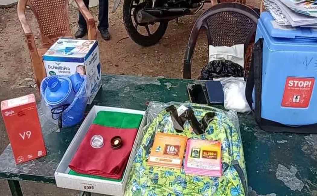 District Collector gives cell phone to vaccinated person
