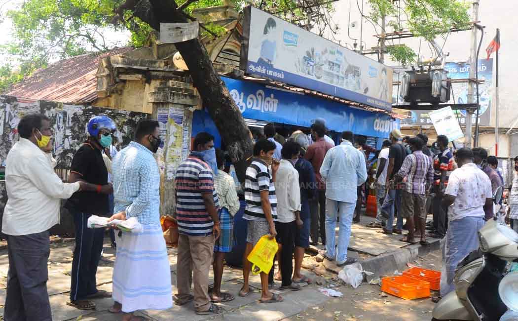 Crowd on Avin milk center