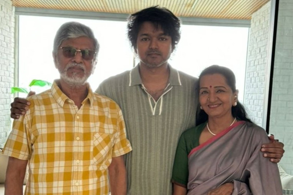 vijay with his parents sa chandrasekhar and sobha