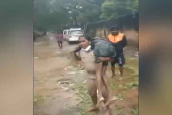Fainted employee .. female inspector who ran carrying on the shoulder!