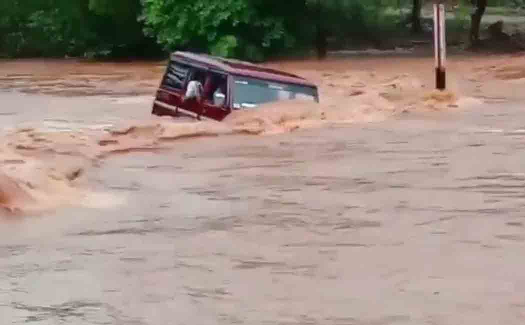 Travel despite the police warning! A car caught in a wild flood