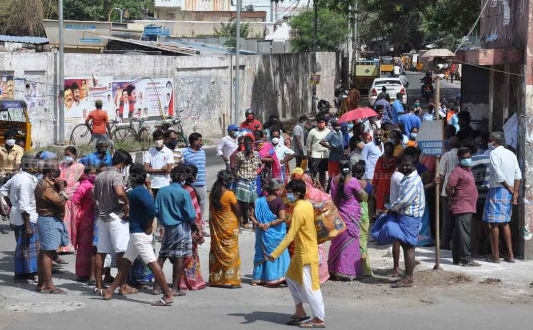People flocking in ration shops to get corona relief